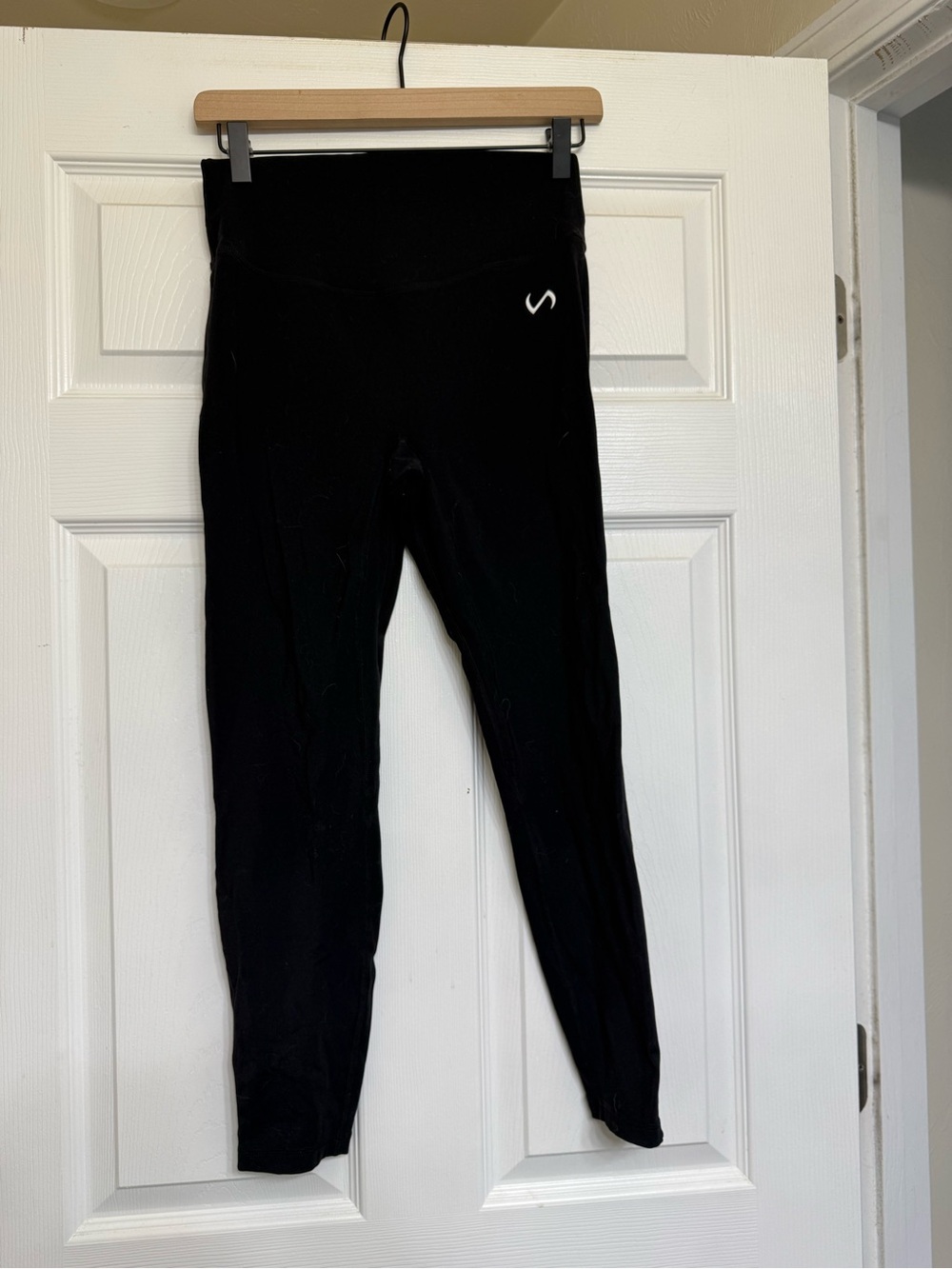 Black High-Waist Active Leggings for Women - Sleek Everyday Stretch